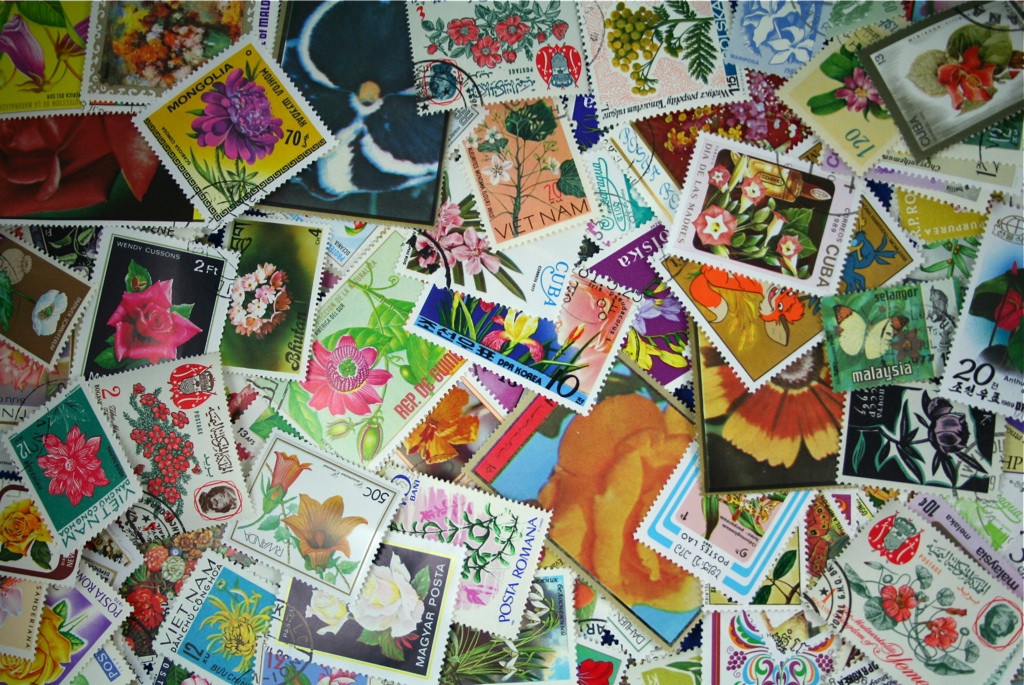 FLOWERS lot of beautiful 1000 different stamps from all over the world 